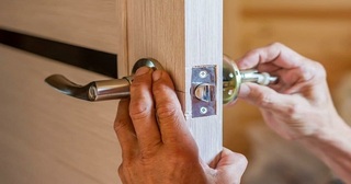 Установка и замена дверной ручки в Малоярославце от 279 руб. – Мастер24, монтаж фурнитуры, недорого